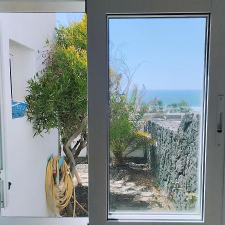 Beautiful Small Bungalow, Amazing Views And Garden Famara Bagian luar foto