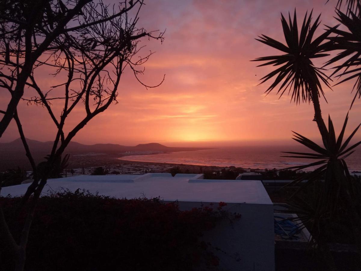 Beautiful Small Bungalow, Amazing Views And Garden Famara Bagian luar foto