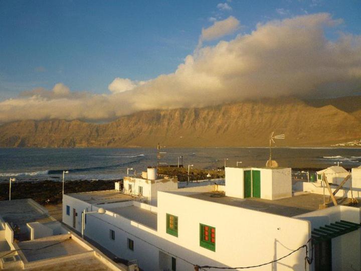Beautiful Small Bungalow, Amazing Views And Garden Famara Bagian luar foto