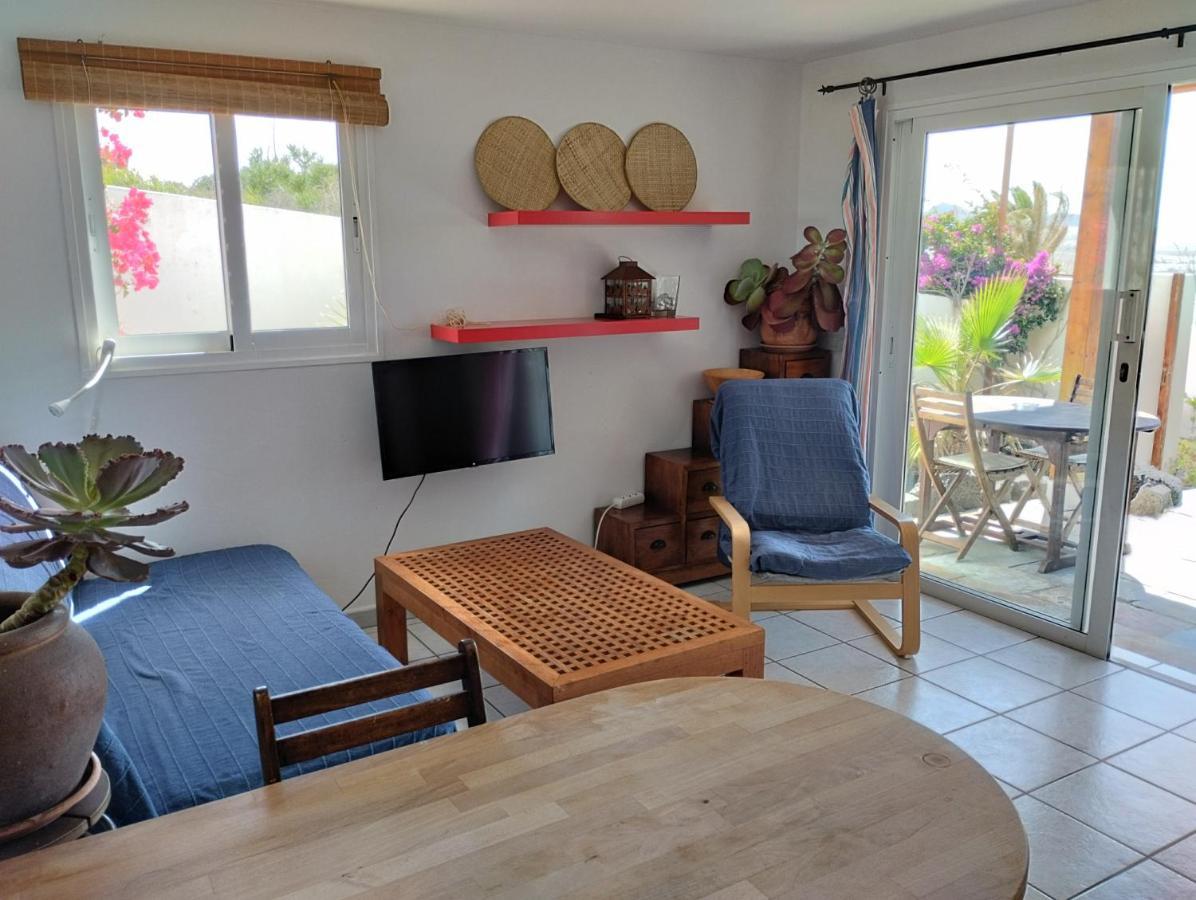 Beautiful Small Bungalow, Amazing Views And Garden Famara Bagian luar foto