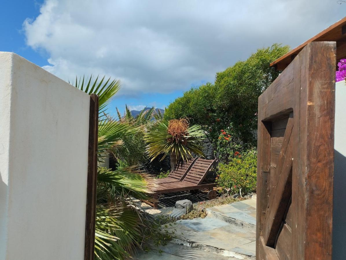 Beautiful Small Bungalow, Amazing Views And Garden Famara Bagian luar foto