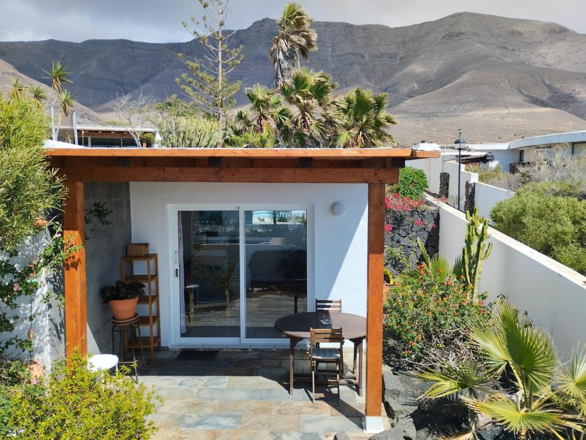 Beautiful Small Bungalow, Amazing Views And Garden Famara Bagian luar foto