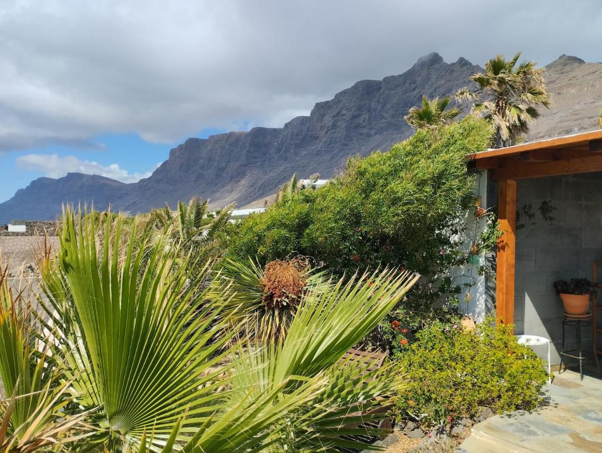 Beautiful Small Bungalow, Amazing Views And Garden Famara Bagian luar foto