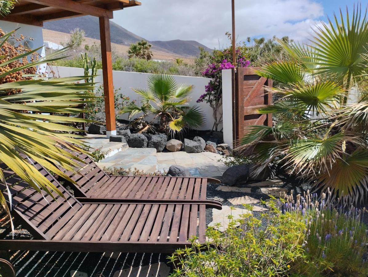 Beautiful Small Bungalow, Amazing Views And Garden Famara Bagian luar foto