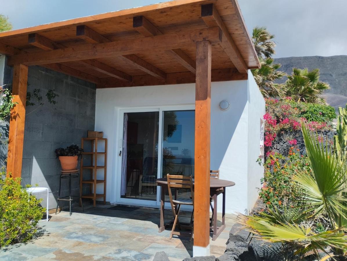 Beautiful Small Bungalow, Amazing Views And Garden Famara Bagian luar foto
